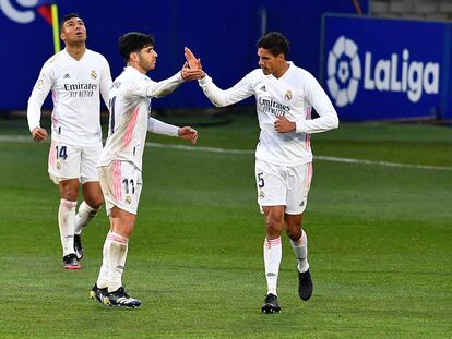 Varane celebra con Asensio el gol de la victoria de Madrid, con Casemiro al fondo.