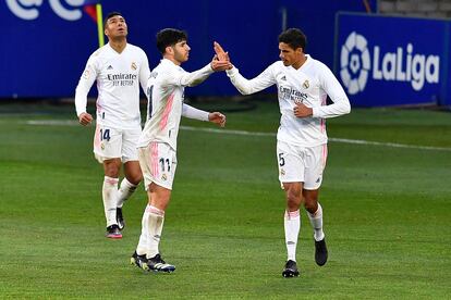 Varane celebra con Asensio el gol de la victoria de Madrid, con Casemiro al fondo.