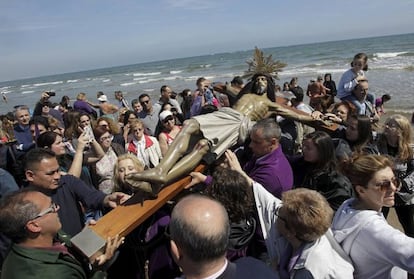 La Semana Santa marinera de Valencia es una tradición que comenzó en el siglo XV en un barrio de pescadores junto a la costa mediterránea.