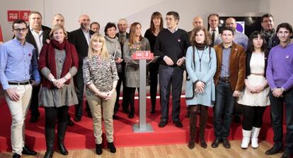 El secretario general del PSE, Patxi López, junto al atril, antes de la reunión de la ejecutiva donde han tratado los temas de la actualidad política.