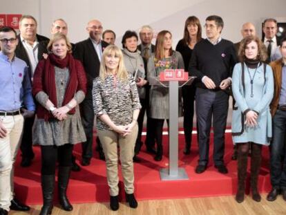 El secretario general del PSE, Patxi López, junto al atril, antes de la reunión de la ejecutiva donde han tratado los temas de la actualidad política.