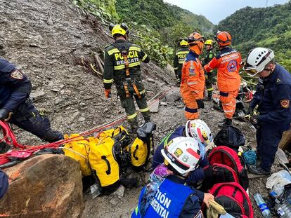Equipos de rescate buscan víctimas tras un deslave en Pereira, en el departamento de la Risaralda (Colombia), el 5 de diciembre de 2022.