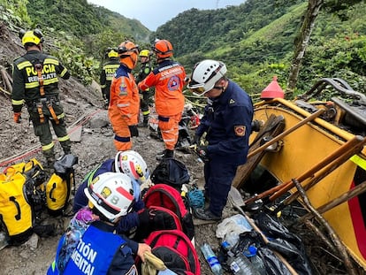 Equipos de rescate buscan víctimas tras un deslave en Pereira, en el departamento de la Risaralda (Colombia), el 5 de diciembre de 2022.