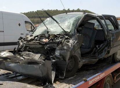 Vehículo en el que viajaban los tres fallecidos tras un choque frontal en la localidad oscense de Fraga.