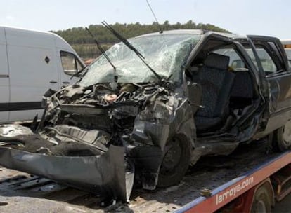 Vehículo en el que viajaban los tres fallecidos tras un choque frontal en la localidad oscense de Fraga.