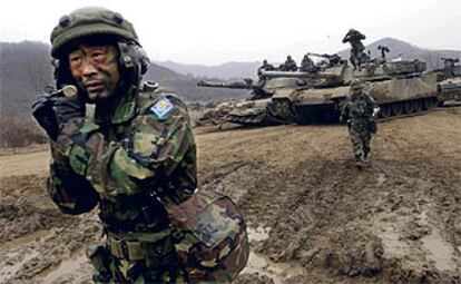 Un militar surcoreano, durante un ejercicio cerca de la zona desmilitarizada entre las dos coreas, ayer.