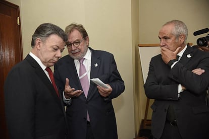 Juan Manuel Santos, presidente de Colombia, con Juan Luis Cebrián, presidente del grupo Prisa, y Antonio Caño, director de EL PAÍS.