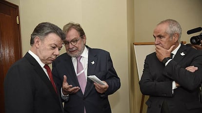 Juan Manuel Santos, presidente de Colombia, con Juan Luis Cebrián, presidente del grupo Prisa, y Antonio Caño, director de EL PAÍS.