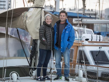 Silvia y Albert viven confinados en su velero en la Marina de Badalona.