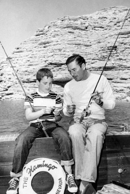 Errol Flynn, con su hijo Sean en 1951.