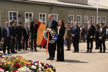 Los Reyes depositan una corona durante la conmemoración del 80 aniversario de la liberación del campo nazi de Mauthausen.