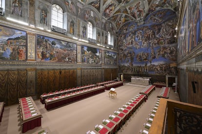 La Capilla Sixtina, ya preparada para el cónclave, con los escritorios de cada cardenal ya instalados bajo los frescos de Miguel Ángel, este martes.