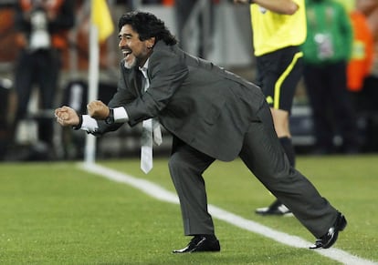 Maradona celebra una jugada durante el partido de Grecia y Argentina, en la fase de grupos del Mundial de 2010, en Sudáfrica, que a la postre ganaría España.