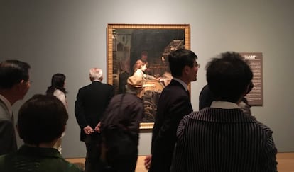 Assistents a la inauguració de la mostra a Nagasaki, amb 'La nena obrera', de Juan Planella. de fons.