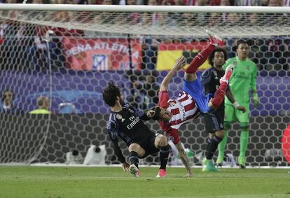 Giménez cae al suelo después de una jugada con Isco.