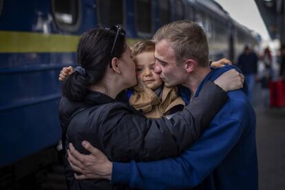 Oleksandr besa a su hijo Egor, de 2 años, y su esposa Alyona, tras reencontrarse en la estación de tren de Kiev. Unas cincuenta personas, según la Delegación del Gobierno, se han concentrado este domingo frente a la Embajada de Rusia en Madrid para pedir “protección” a la población civil ucraniana y rechazar la “invasión” del presidente ruso, Vladímir Putin, en el país vecino, en una protesta convocada por el Movimiento por la Paz (MPDL).