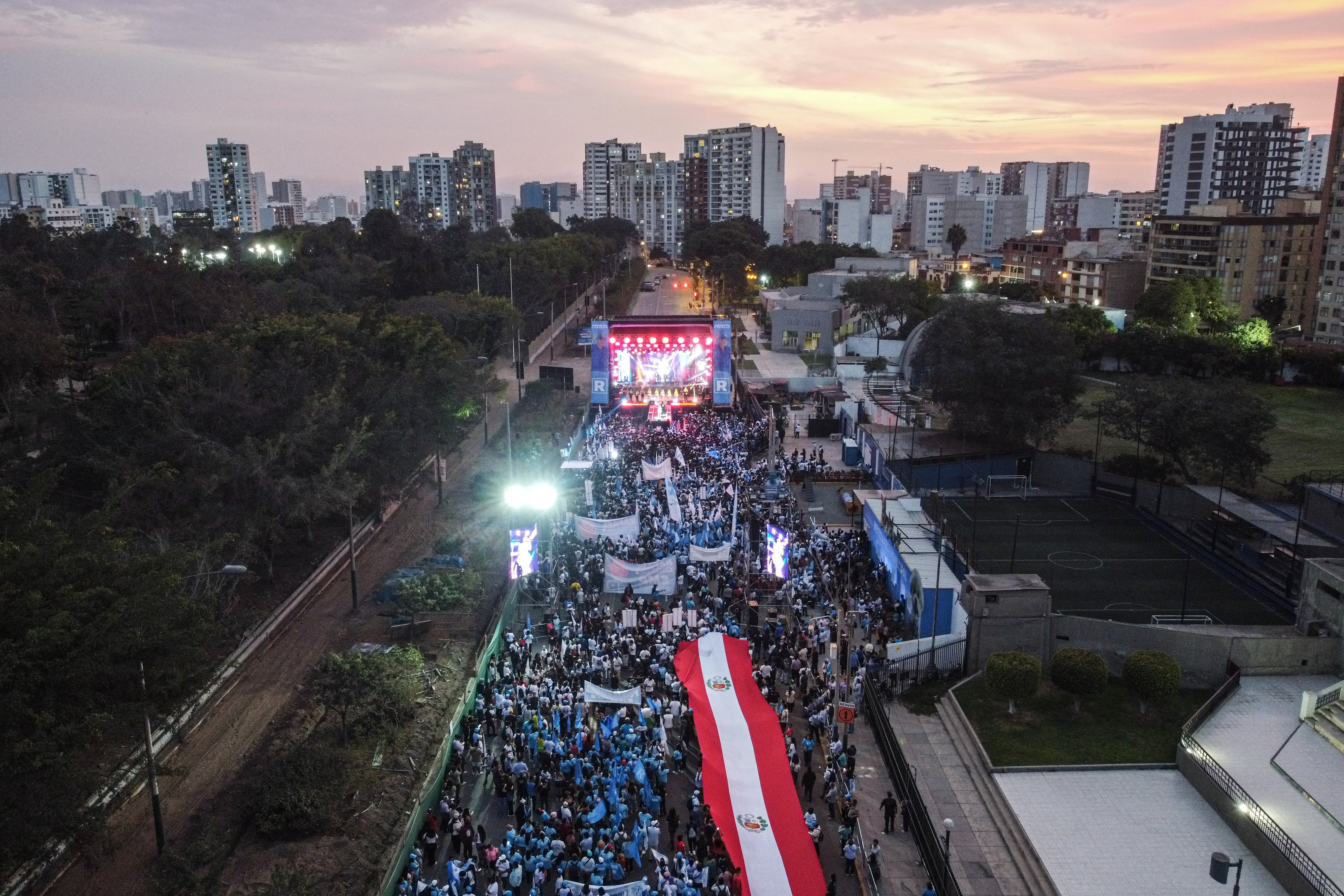 Perú elige en las urnas a su noveno presidente en 10 años