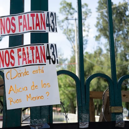 Padres de los 43 normalistas desaparecidos de Ayotzinapa y estudiantes de la Normal Rural Raúl Isidro Burgos de Ayozinapa, mantienen un plantón sobre la Avenida Conscripto, donde se encuentran las instalaciones del Campo Militar No.1 y será hasta el lunes 25 cuando se retiren del lugar.