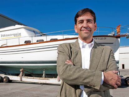 Javier Cancela Frías junto a uno de los barcos de Astilleros Menorquín.