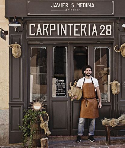 Javier S. Medina en su taller de Malasaña.