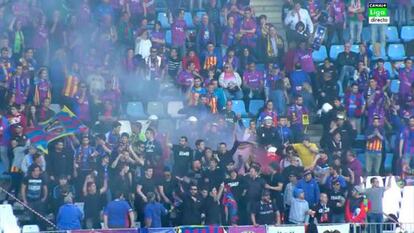 Aficionados del Levante, con una bengala en Almería. 