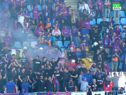 Aficionados del Levante, con una bengala en Almería. 