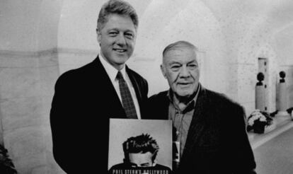 El expresidente Bill Clinton posa con Phil Stern en la presentaci&oacute;n de un libro del fot&oacute;grafo.