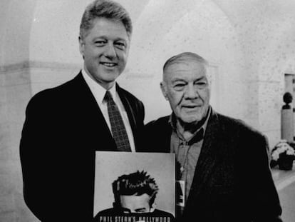 El expresidente Bill Clinton posa con Phil Stern en la presentaci&oacute;n de un libro del fot&oacute;grafo.