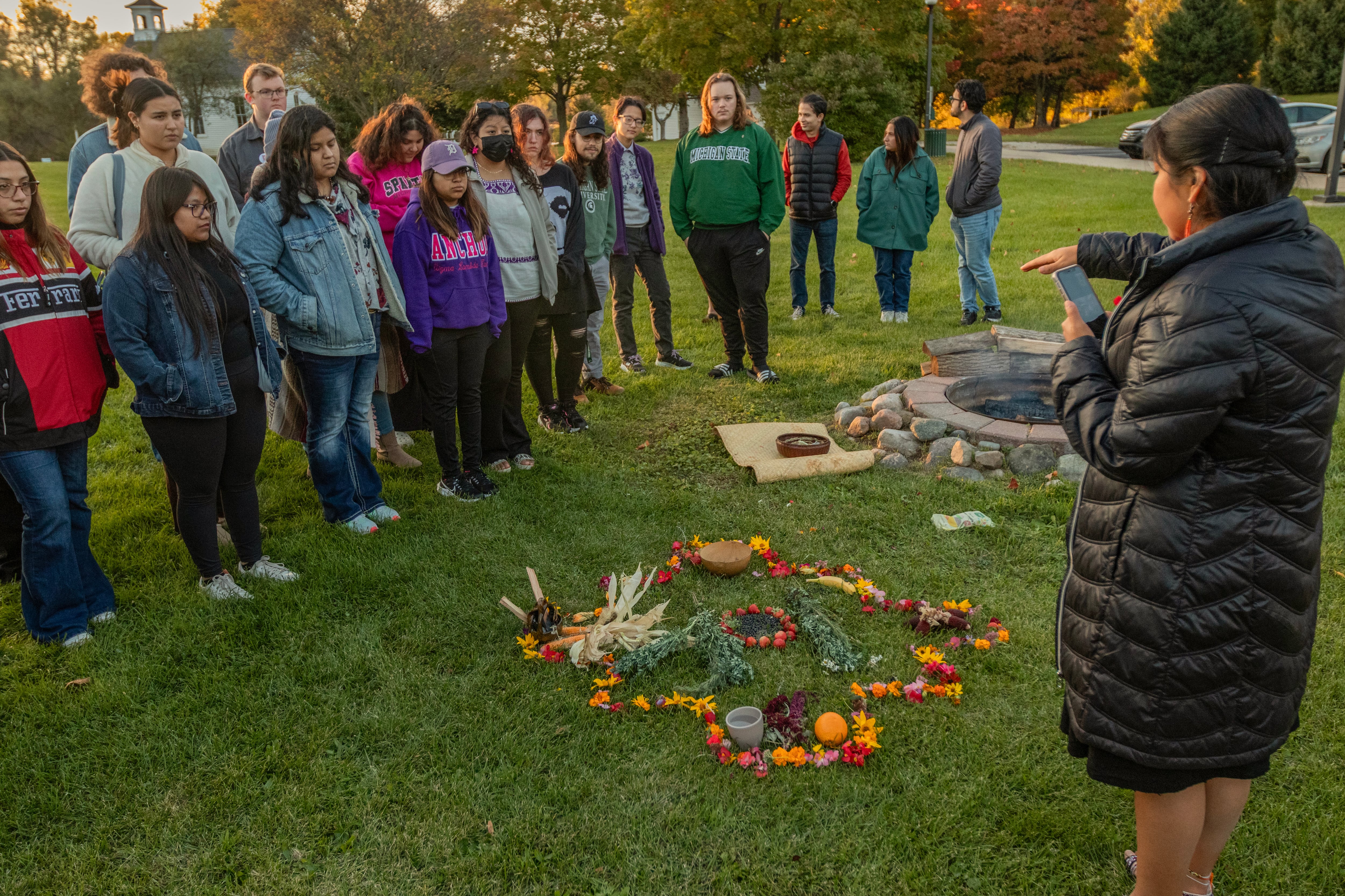 Estudiantes y residentes de Michigan asisten a un evento cultural por el día de los pueblos Indígenas, liderado por Micaela, en 2023.