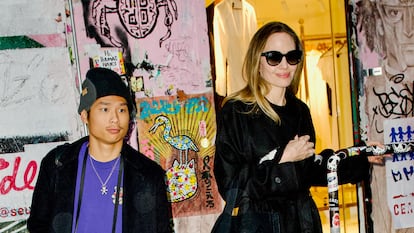 Pax Thien Jolie-Pitt y su madre, Angelina Jolie, en diciembre de 2023 en Nueva York.