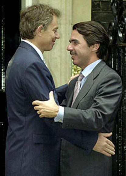 Blair (izquierda) y Aznar, ayer en el 10 de Downing Street.