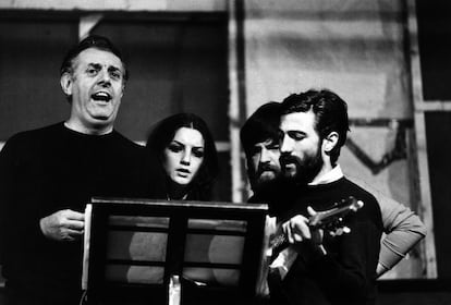 Dario Fo, con actores de su compañía en una representación de 'Muerte accidental de un anarquista', en 1970.