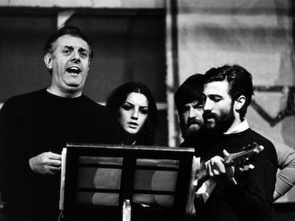Dario Fo, con actores de su compañía en una representación de 'Muerte accidental de un anarquista', en 1970.