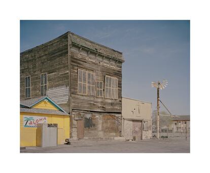 EFTI, escuela de fotografía y cine de Madrid, ha montado una exposición en Madrid para celebrar sus 30 años, en la que reúne obra de 61 autores. En la imagen, 'Last best hope' (2015), de Juan Aballe.