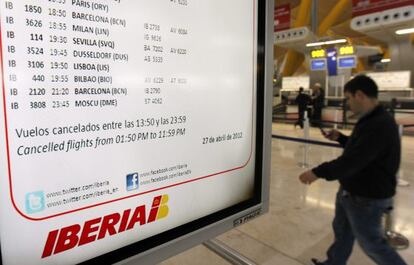 Un viajero observa los paneles de informaci&oacute;n de Barajas, en la T4.