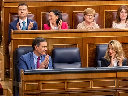 El presidente del Gobierno y la ministra de Trabajo, Pedro Sánchez y Yolanda Díaz (en primer término), y diputados socialistas aplauden tras la votación.