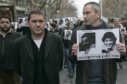 Arnaldo Otegi (izquierda) y Joseba Permach, durante la manifestación celebrada en San Sebastián.