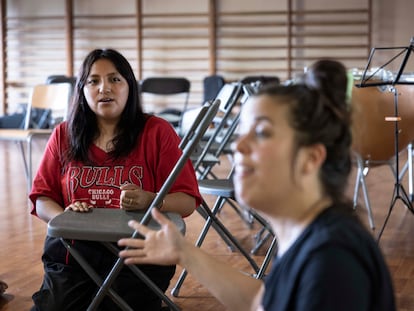 Paulina Durán ensaya con la compositora Anna Colom en la Escola Mestre Morera de Ciutat Meridiana, en Barcelona.