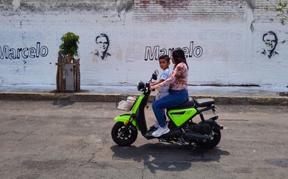 Una mujer y un niño viajan en una motocicleta en la alcaldía Iztapalapa (Ciudad de México), el 12 de mayo.