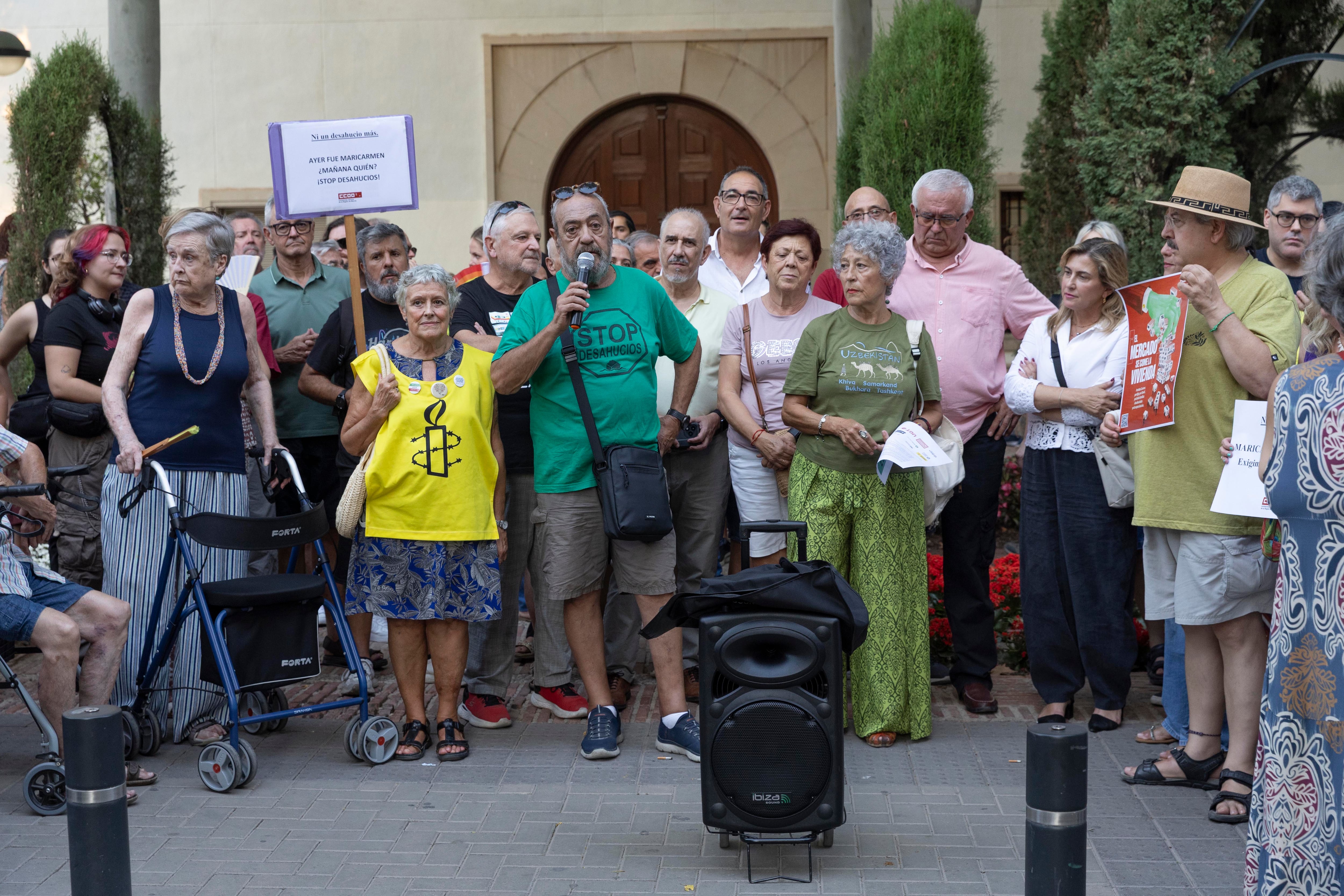 La presión social logra paralizar el desahucio de una familia a la que un fondo le reclama la vivienda en Murcia