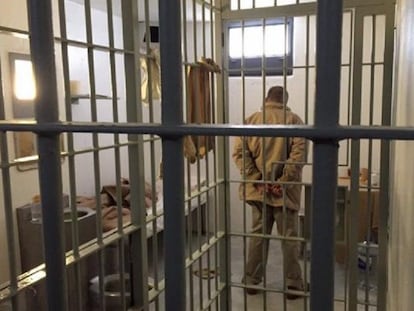 Imagem de El Chapo Guzmán em cela da prisão de El Altiplano divulgada no Twitter pelo jornalista Carlos Loret de Mola