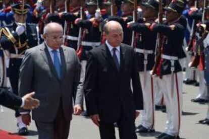 El ministro de Defensa peruano, Pedro Cateriano (i), recibi al presidente de Rumania, Traian Basescu (d), ayer 28 de enero de 2013, a su llegada al aeropuerto militar Grupo 8 en Lima (Per). EFE/Archivo