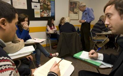 Alumnos y profesor en una clase de ingl&eacute;s en el British Council de Madrid, 