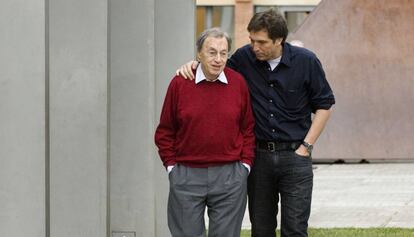 Jordi Solé Tura con su hijo, en 2007.