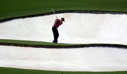 Tiger Woods se prepara para golpear la bola en el bnker de arena del hoyo 8, durante la final del torneo, en el Club Nacional de Golf en Augusta.