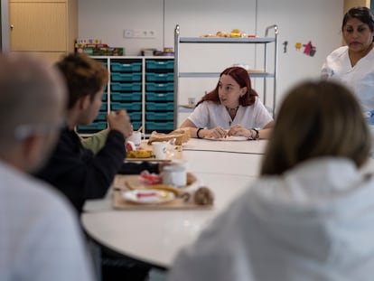 Varios sanitarios atienden a un grupo de pacientes de la planta de hospitalización psiquiátrica infantojuvenil del Hospital Vall d'Hebron de Barcelona.