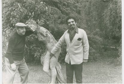 Gabriel García Marquez y Pablo Neruda en 1973, durante una residencia en Normandia, Francia.