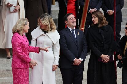 La vicepresidenta segunda y ministra de Economía y Transformación Digital en funciones, Nadia Calviño, la vicepresidenta segunda y ministra de Trabajo y Economía Social en funciones, Yolanda Díaz, el ministro de Asuntos Exteriores, Unión Europea y Cooperación en funciones, José Manuel Albares, y la ministra de Justicia en funciones, Pilar LLop, asisten a la ceremonia de jura de la Constitución de Leonor de Borbón.