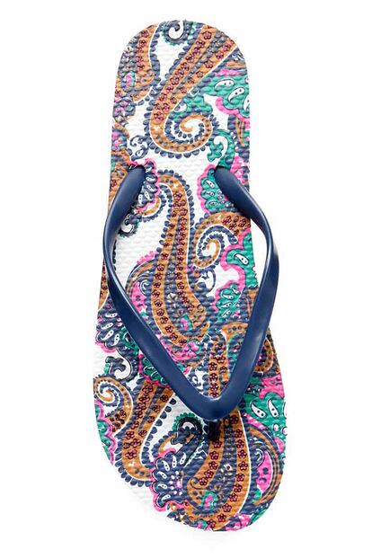 Hippy chic: sandalia con estampado de colores de Blanco (4,99 euros).