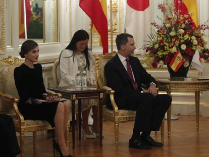 El rey Felipe VI y la reina Letizia, durante el encuentro con el primer ministro japon&eacute;s, Shinzo Abe, en el Palacio Akasaka, dentro de la visita de Estado de los Reyes de Espa&ntilde;a a Jap&oacute;n. 